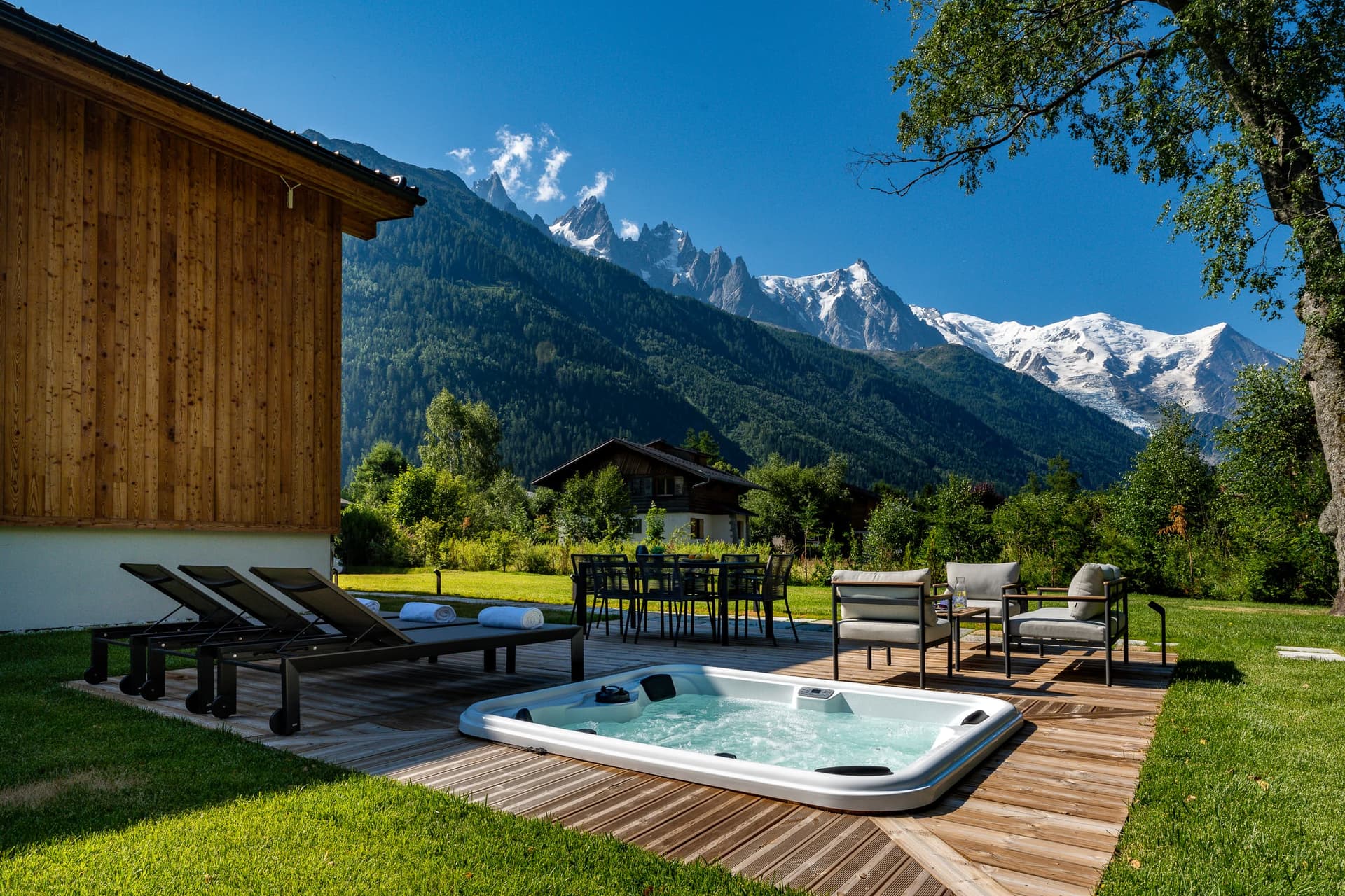 Hot tub with Alpine views